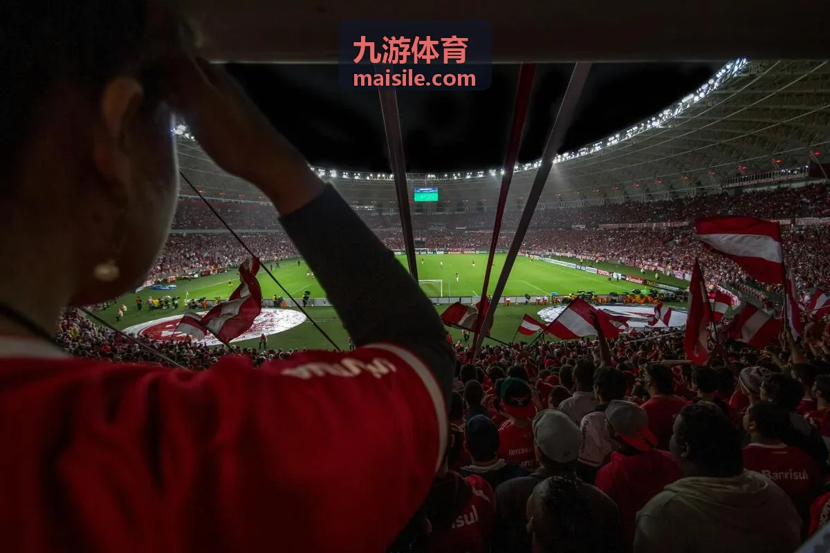 团队运动配合进球中的传球跑位画面